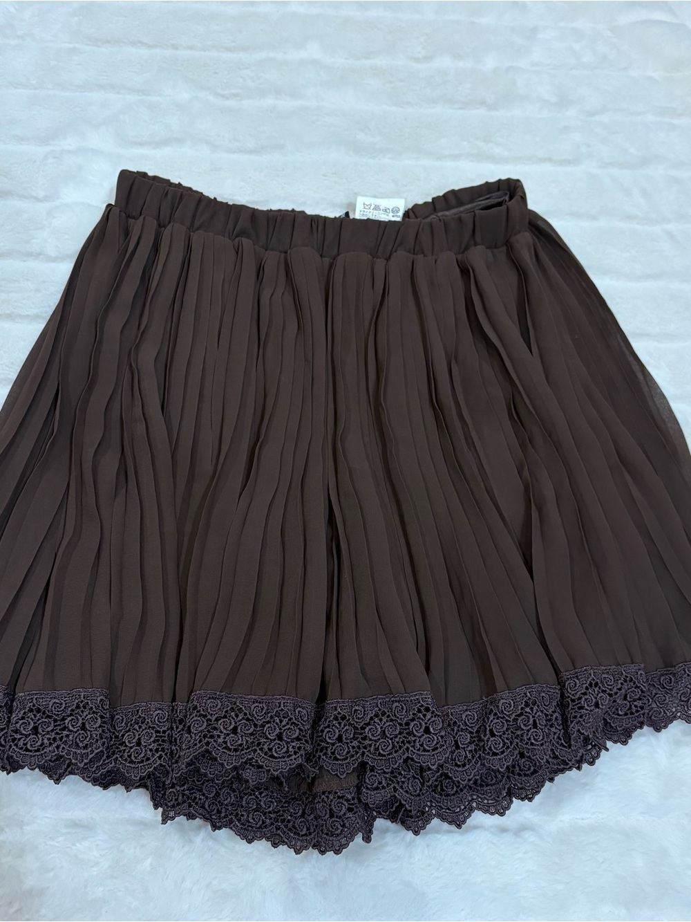 Lest Rose Women’s Pleated Lace-Hem Shorts - Brown